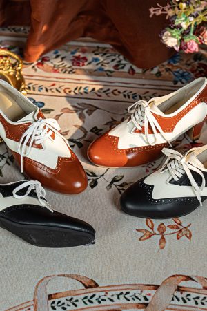 Handmade Vintage Leather Wingtip Oxford Shoes for Women Two-Tone Lace-Up Brogue Pumps in Black/Brown