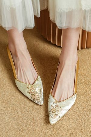 Elegant Pointed Toe Kitten Heels National Style Floral Handmade Leather Pumps in Black/Golden